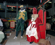 800664 Afbeelding van Sinterklaas en Zwarte Piet in de Clarentuin van het Winkelcentrum Hoog Catharijne te Utrecht.